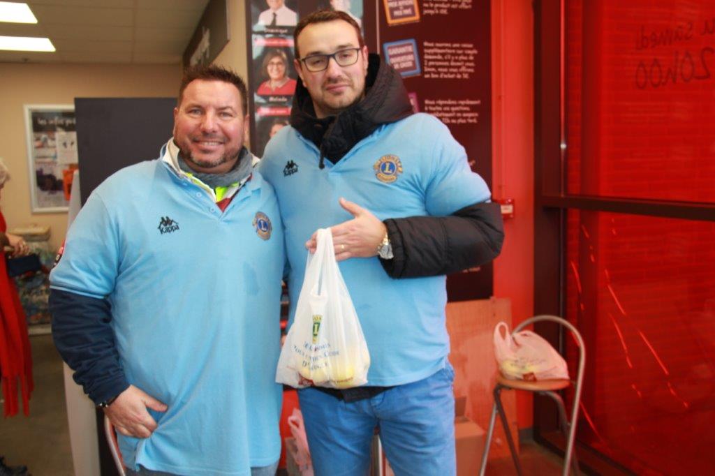 LE LIONS A L'INITIATIVE DE L'OPERATION AVEC LE PRESIDENT CHAUMEREUIL.JPG