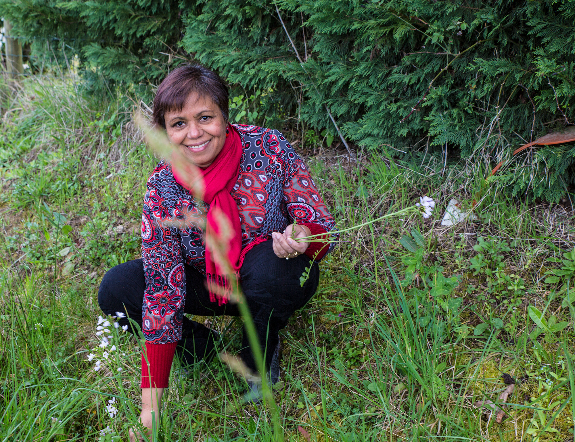 1 Nadia Boyer cueille une plante 1bis 040418.jpg