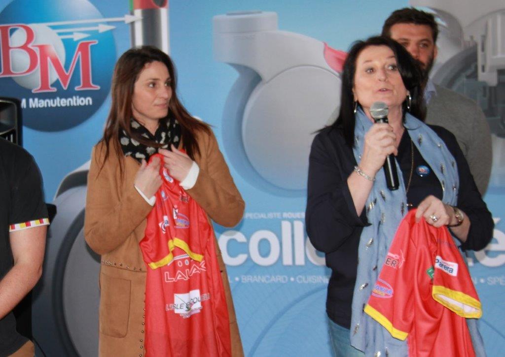 Monique Basso et sa fille recevant un maillot de l'USL pour leur grand partenariat.JPG
