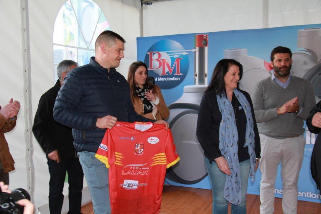 Adrien Rowling remettant maillot USL à Monique Basso.JPG