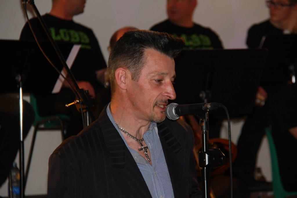 Tony Sébastien Lisle interprétant Strangers in the night.JPG