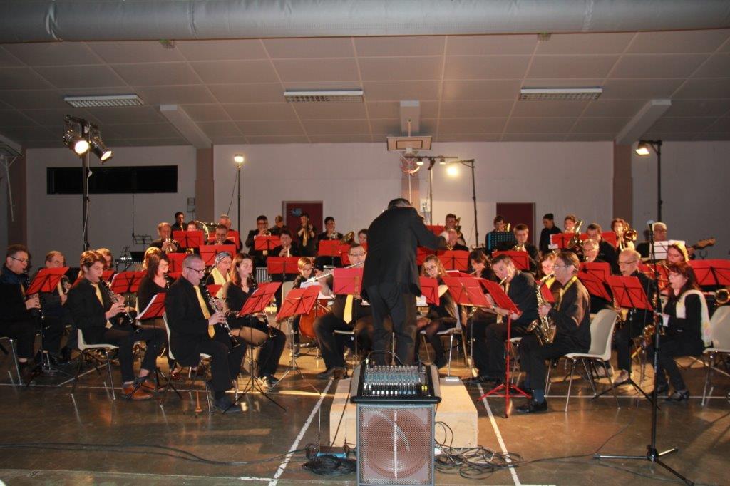 Nicolas Messonnier dirigeant l'harmonie de Caraman.JPG