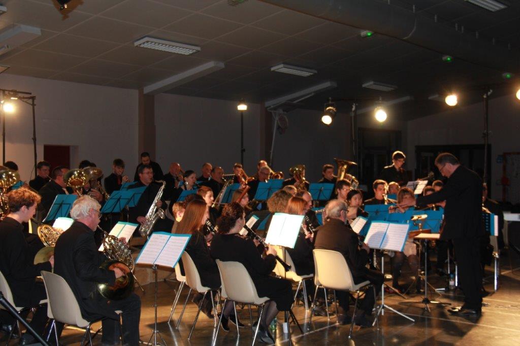 Jean Louis Salvaire dirigeant la Philharmonique.JPG