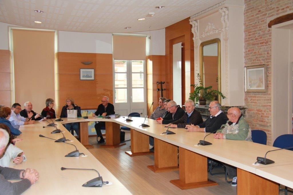 une seconde partie des membres du comité avec des élus.jpg
