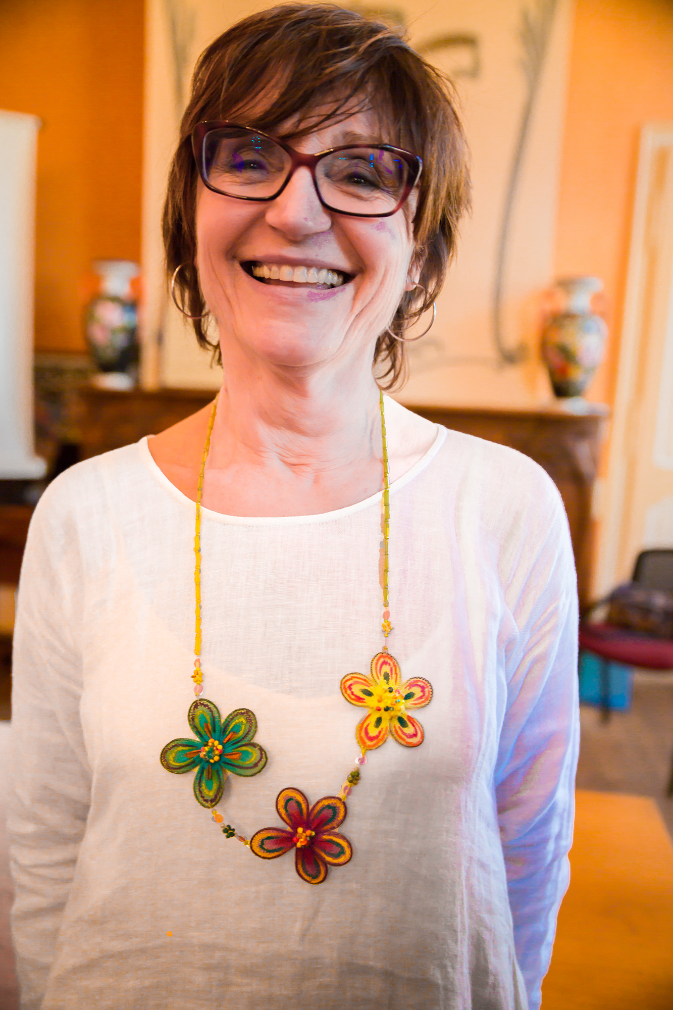 13bis Maryse avec son collier de fleurs 1bis 200418.jpg