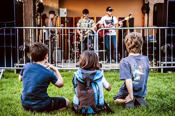 des jeunes au spectacle.jpg