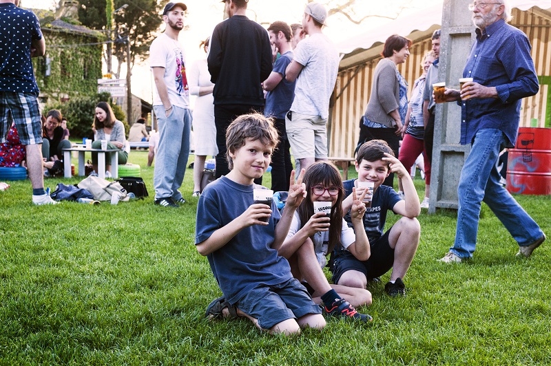 des jeunes au grand baz'art.jpg
