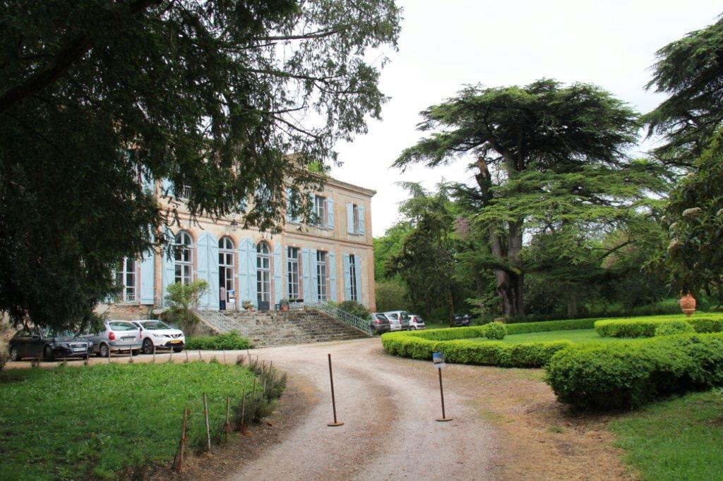 magnifique demeure dans un jardin somptueux .JPG