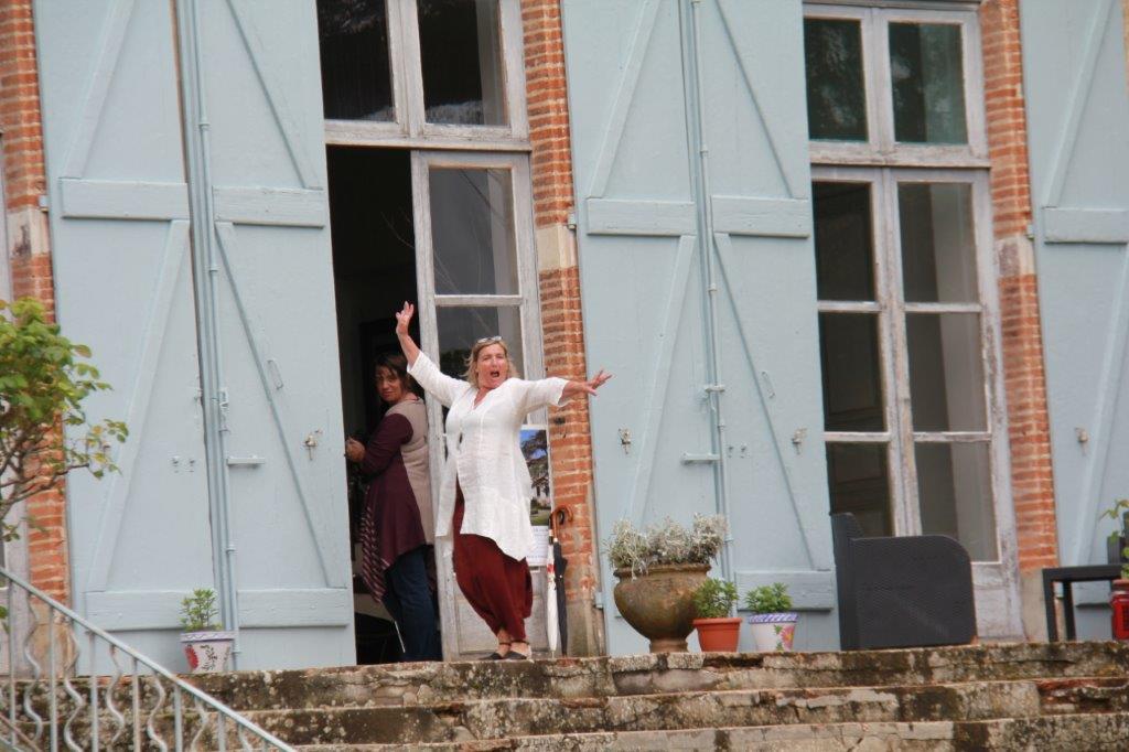 Corinne Bobier invitant les spectateurs dans les lieux.JPG