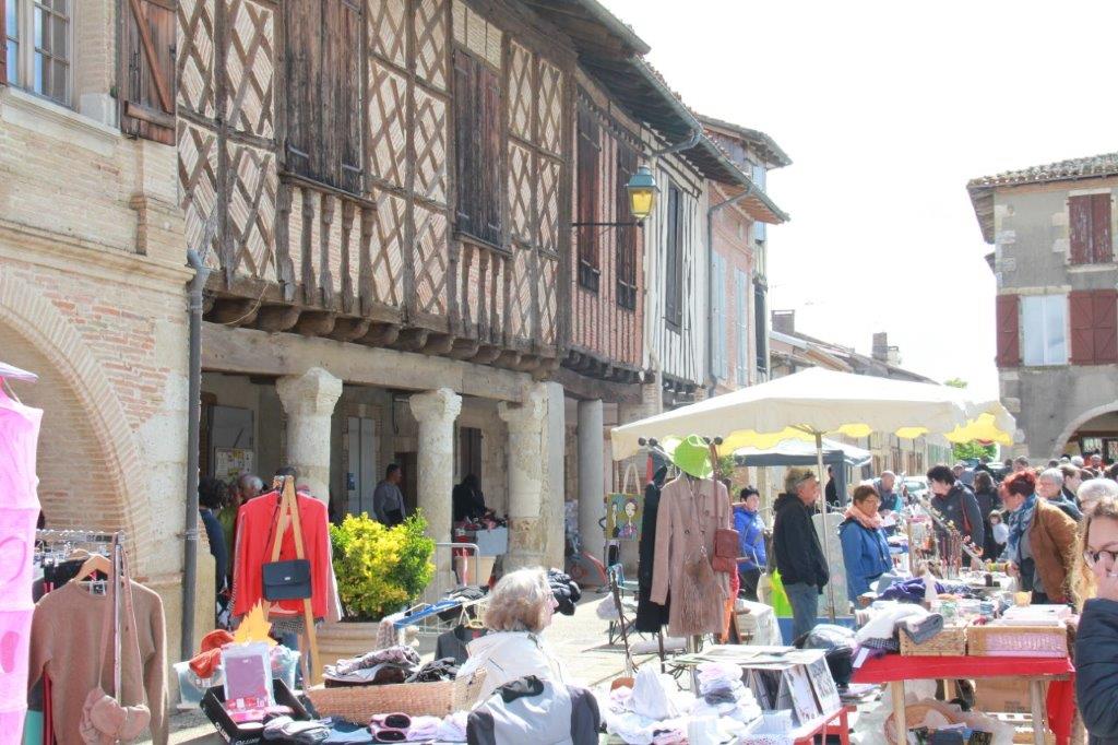 un cadre grandiose pour une brocante.JPG