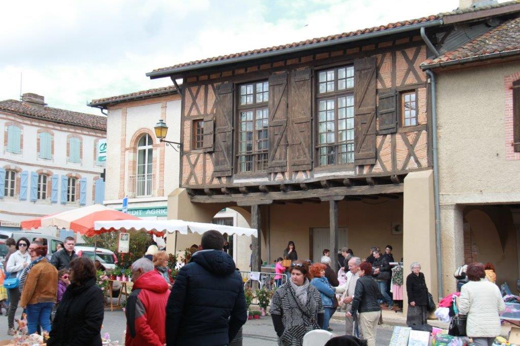 des visiteurs, trouristes ou chineurs sur cette magnifique place.JPG