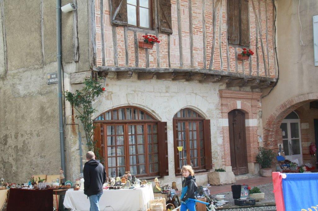 stands devant maison ancienne.JPG