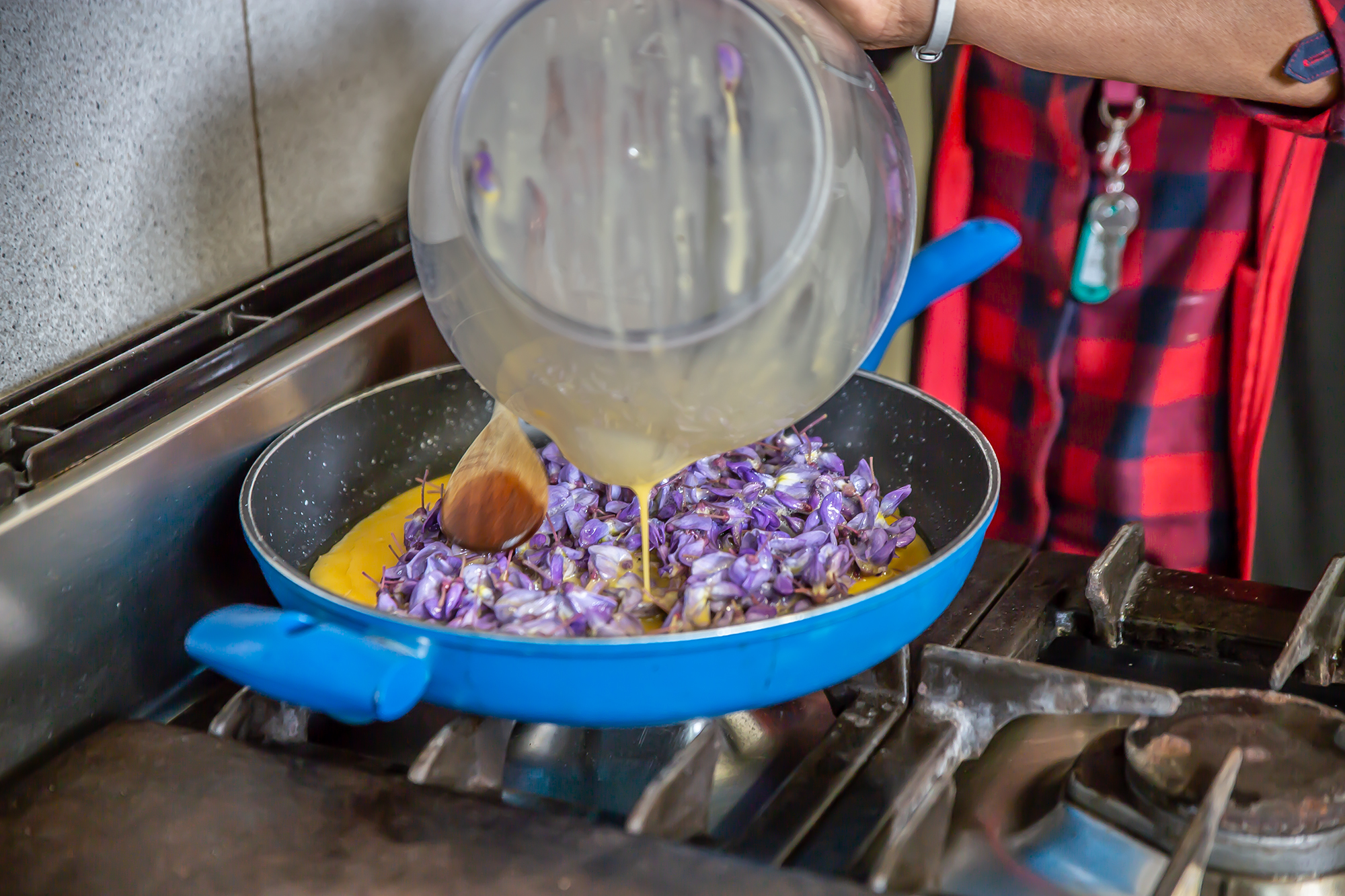 8 Oeufs et fleurs dans la poêle 1bis 020518.jpg