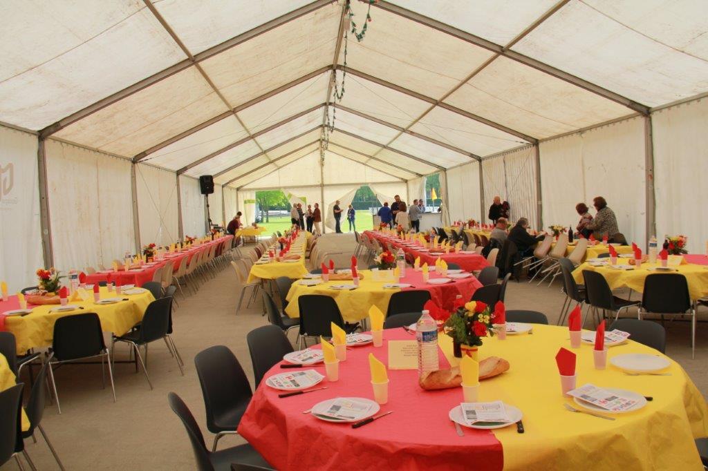 le traditionnel chapiteau de l'USL avec les tables aux couleurs du club .JPG