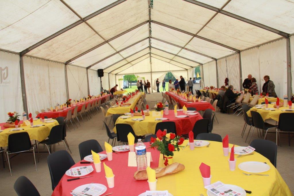 des tables bien dressées avant le service .JPG