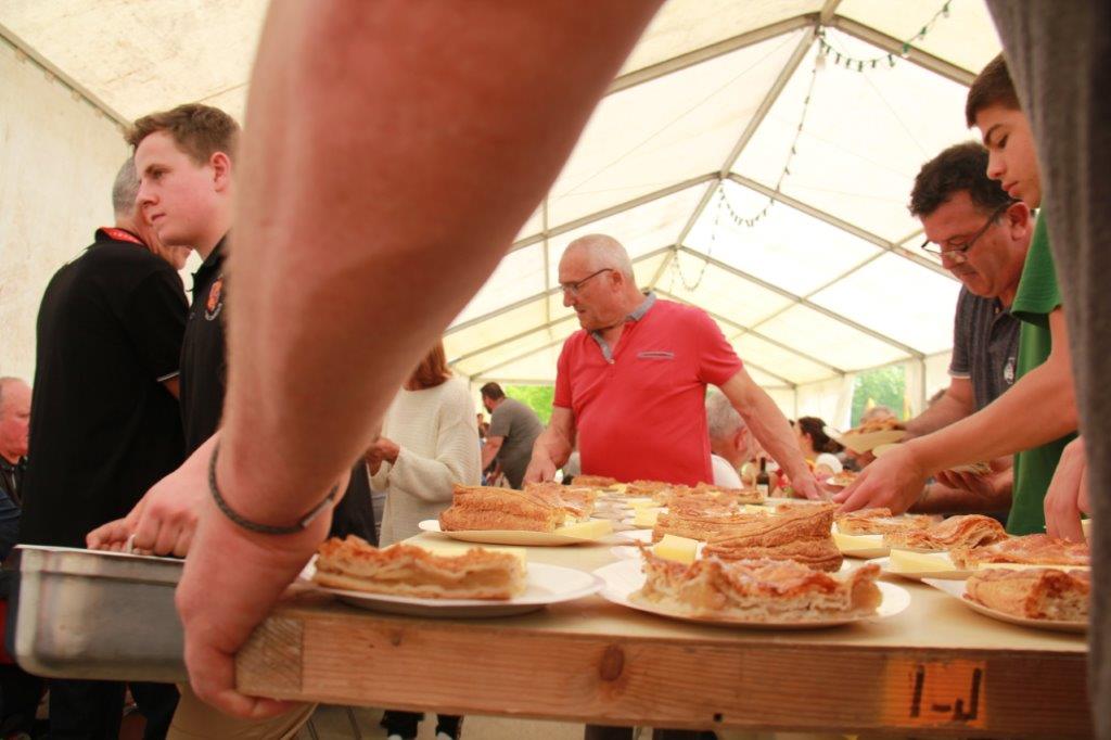 Les bénévoles avec de grands moyens pour servir fromages et croustades.JPG