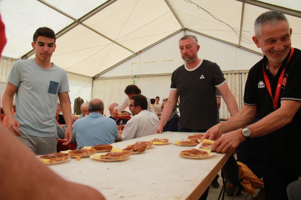 un grand merci aux bénévoles pour le service.JPG