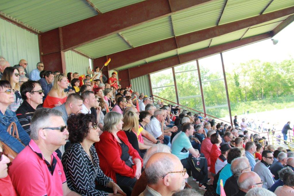 Des tribunes bien remplies (2).JPG