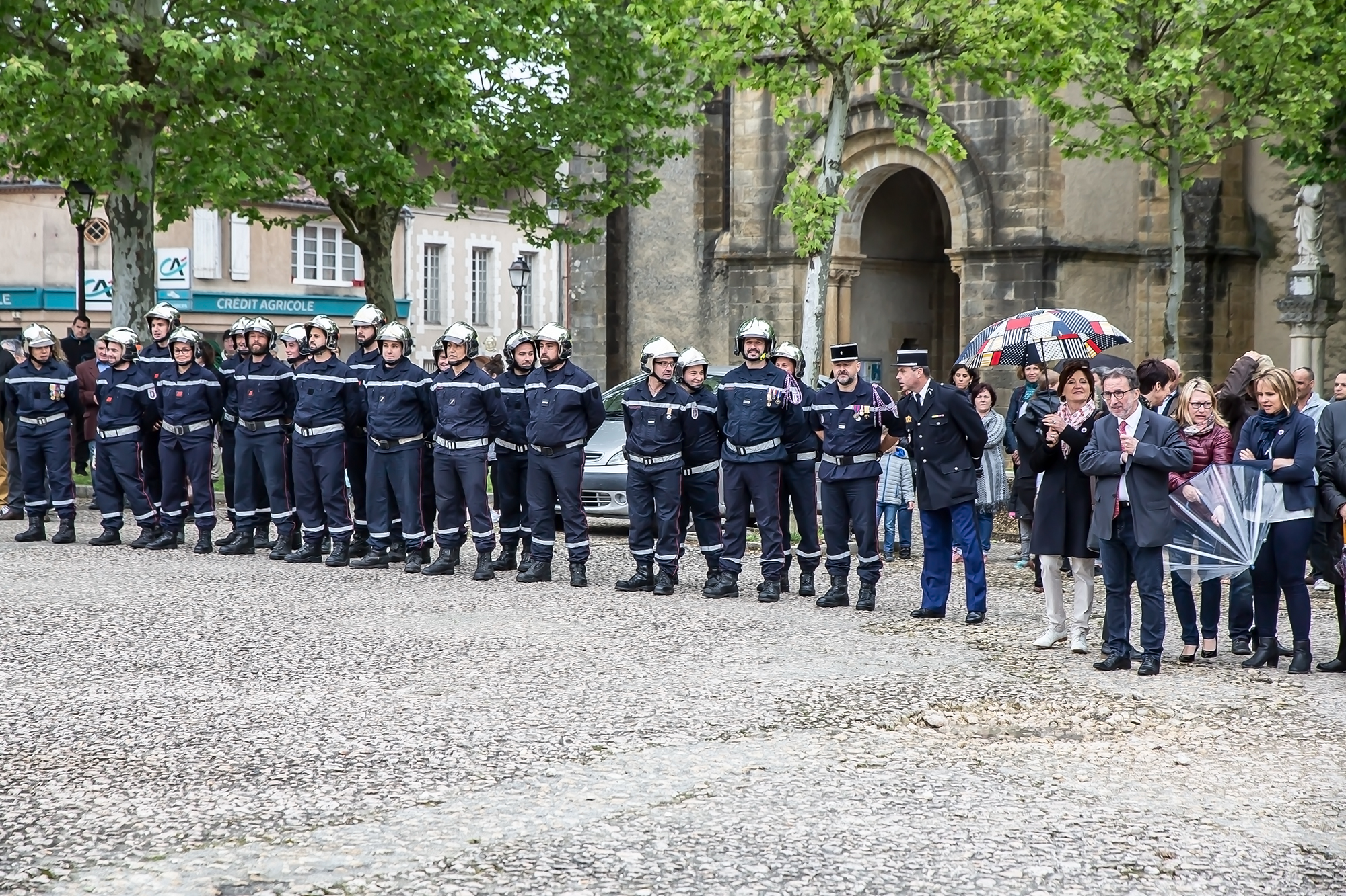 3 Les sapeurs-pompiers et Christian Peyret 1bis 080518.jpg