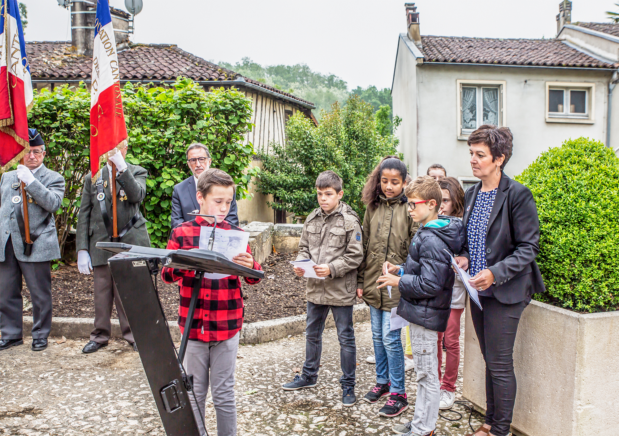 6 Des écoliers lisent des textes de Résistants 1bis 080518.jpg
