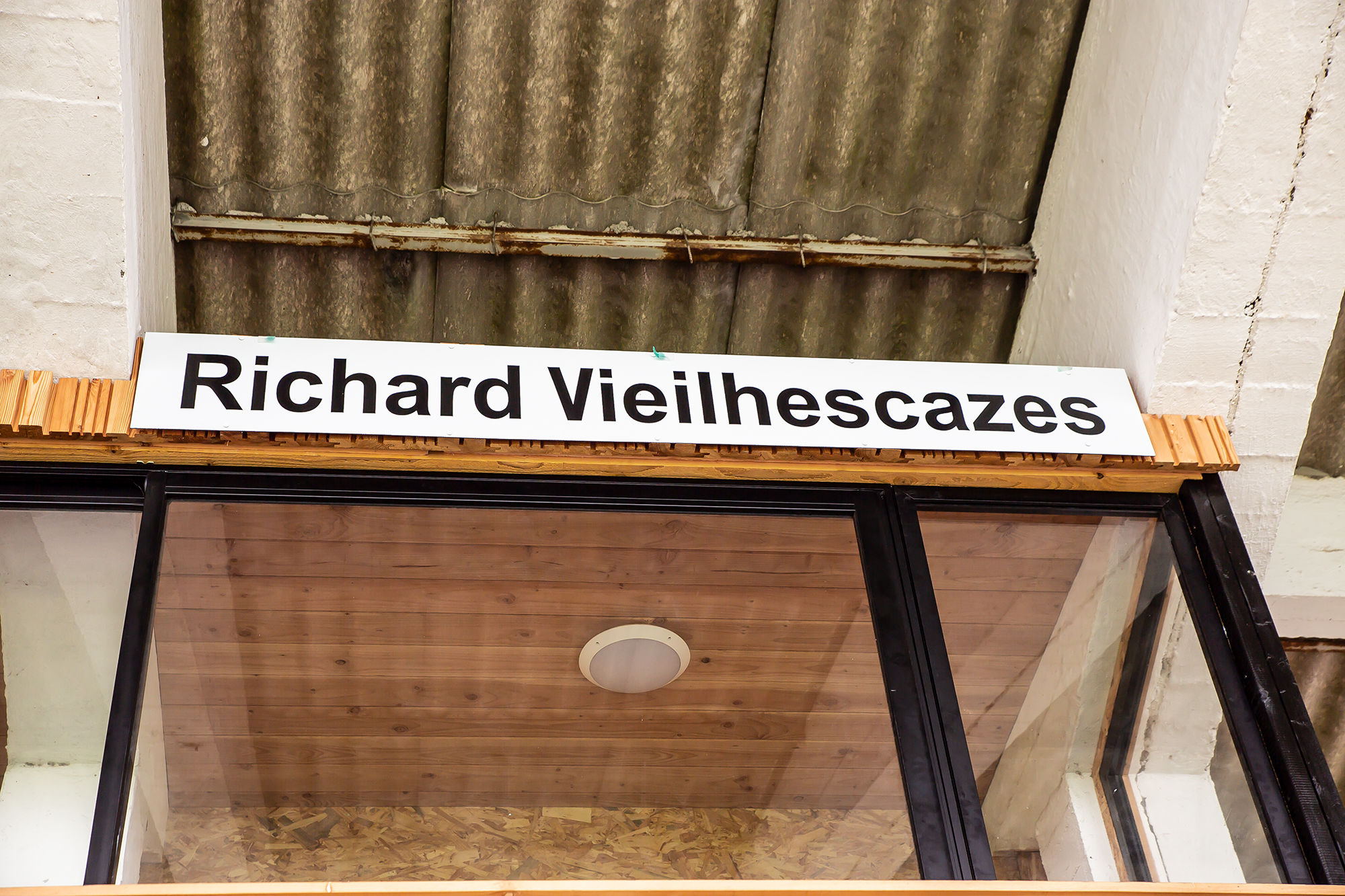 1 Plaque en mémoire de Richard Vielhescases sur la salle de presse 090518.jpg