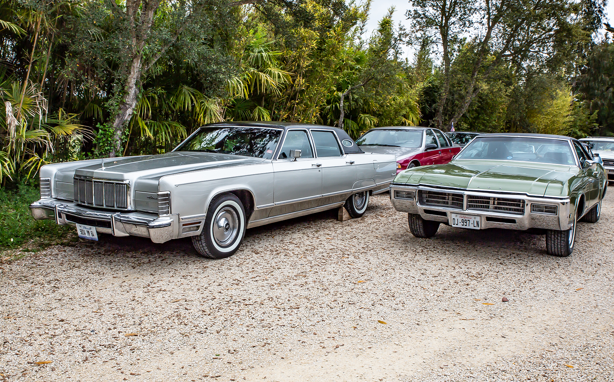 9 A droite une Buick Riviera à gauche une belle inconnue 1bis 120518.jpg