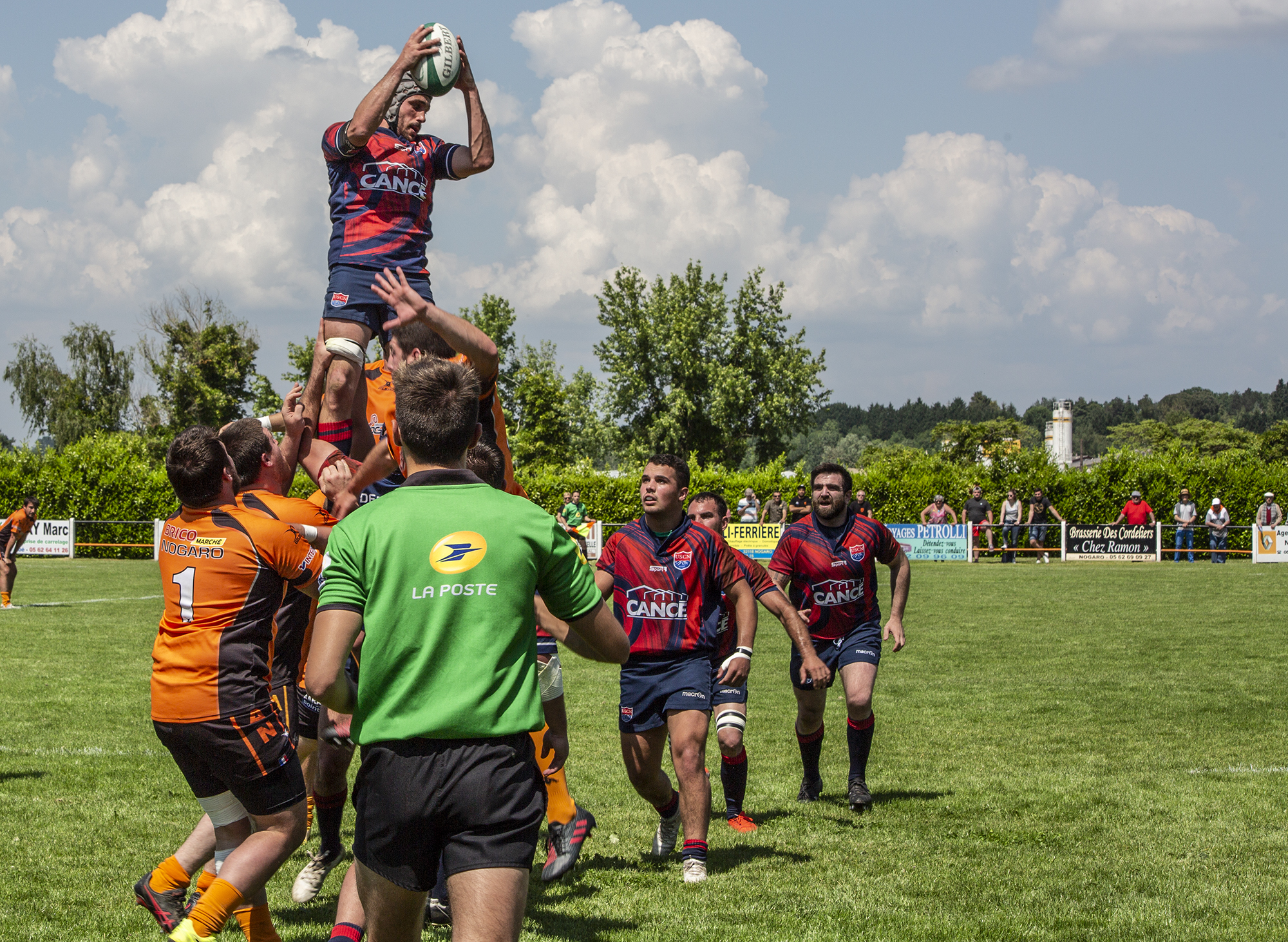 8 Prise de balle en touche par Coarraze-Nay 1bis 200518.jpg