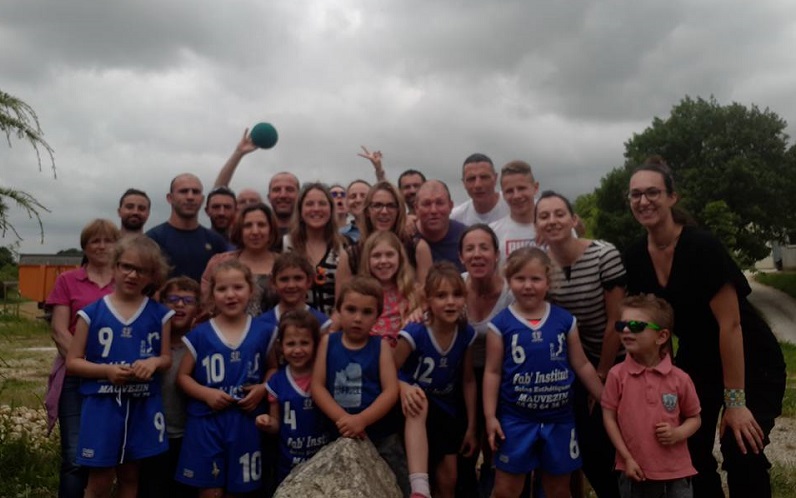 les babys entourés des parents et coachs