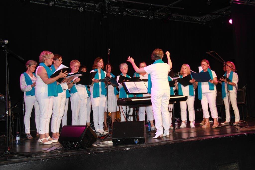 le chef d'orchestre dirigeant sa chorale.JPG