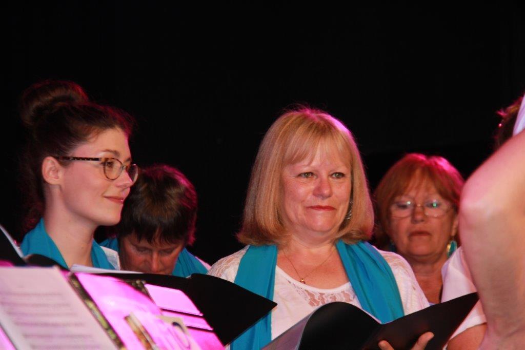les choristes attentives aux instructions.JPG