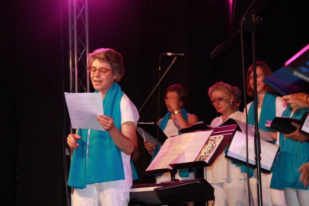 le professeur décrivant les chansons interprétées.JPG