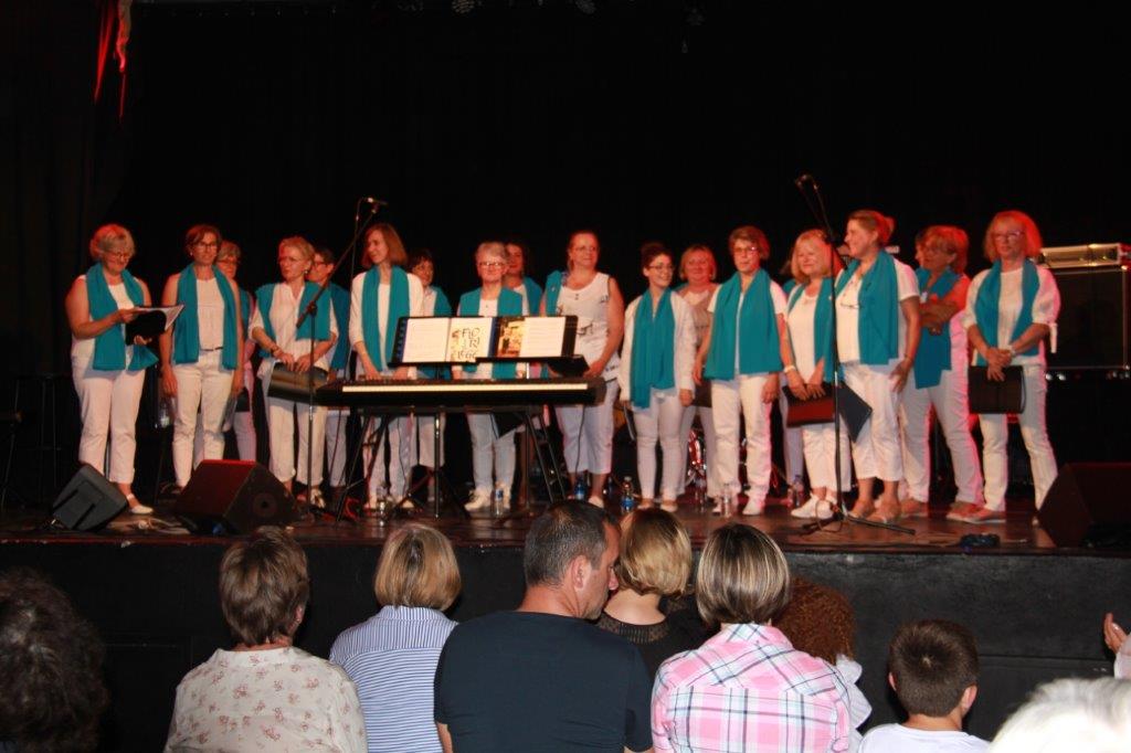 les choristes et leur professeur en fin de spectacle.JPG