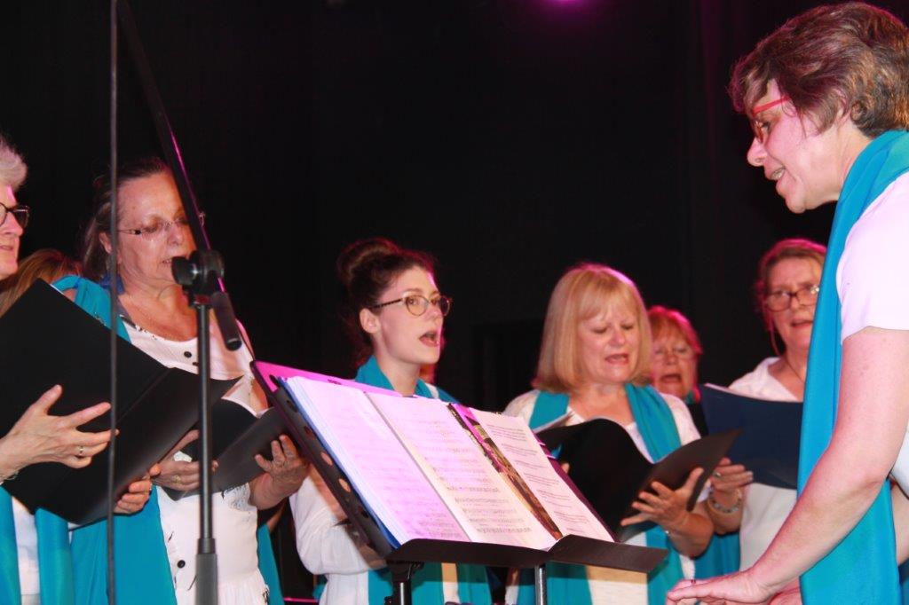les choristes chantent sous la direction du professeur.JPG