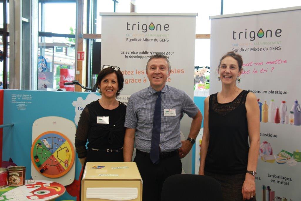 Emilie Lagarde de Trigone Sictom Est avec Dominique et Pascale Bonnel de Carrefour.JPG