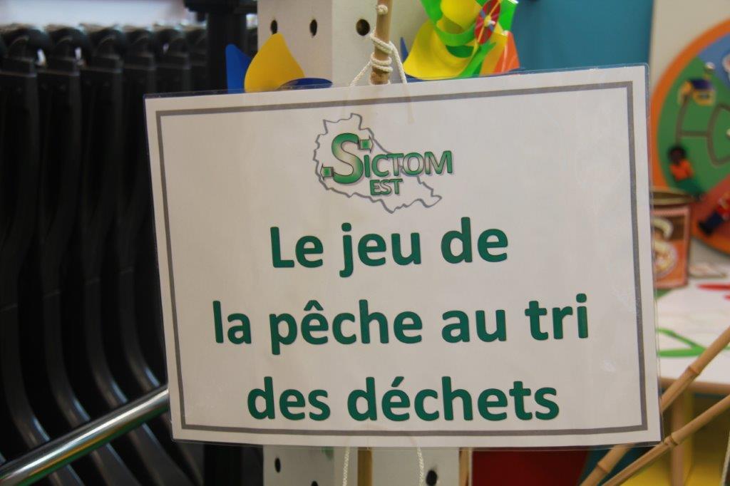 pour les enfants le jeu de la pêche au tri des déchets.JPG