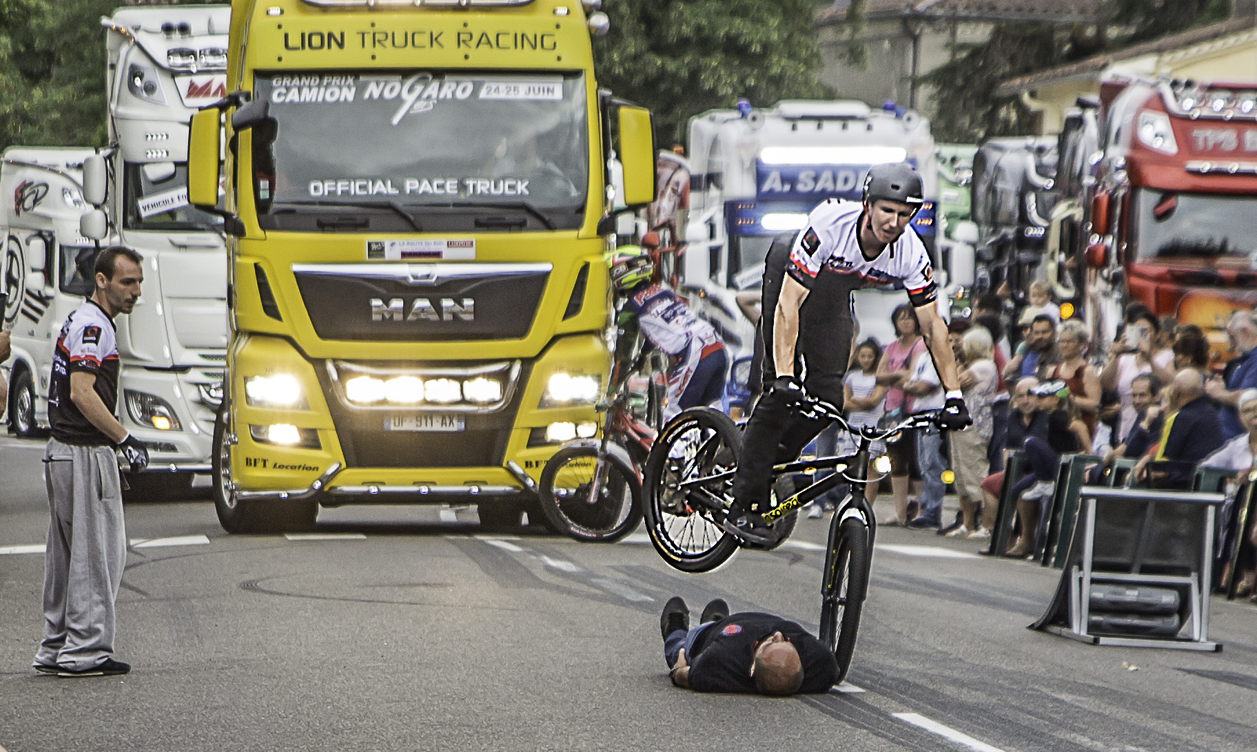 1 Acrobaties en moto 1bis 240617.jpg