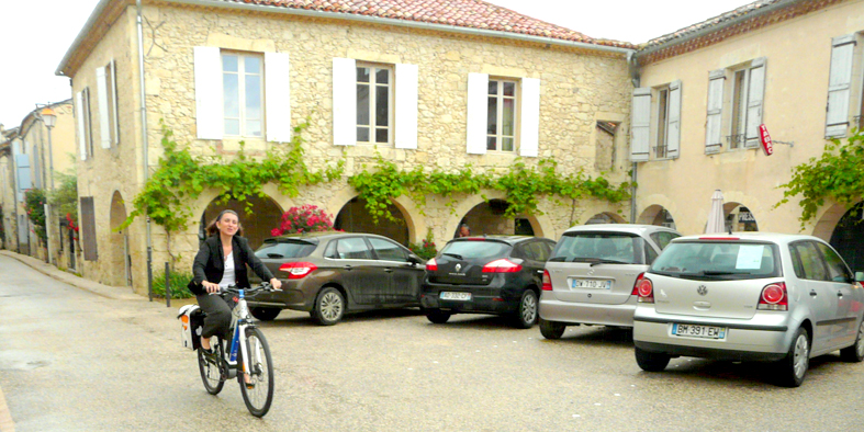sous préfète en vélo.jpg