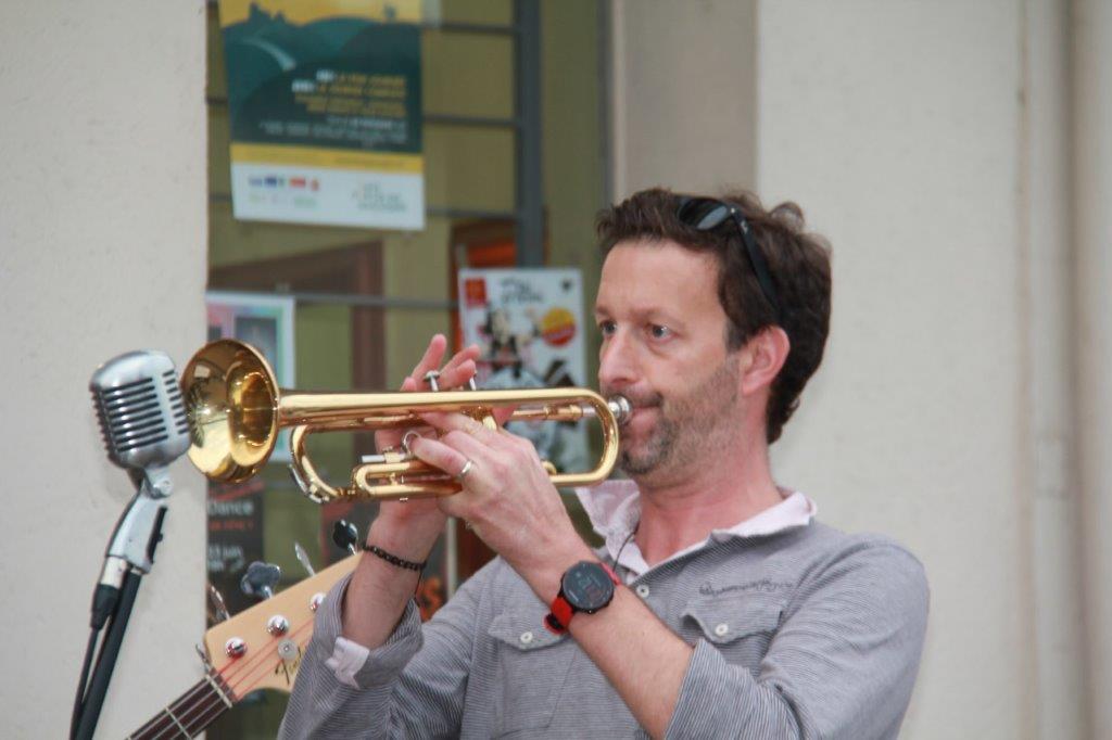 Nicolas chanteur et trompettiste.JPG