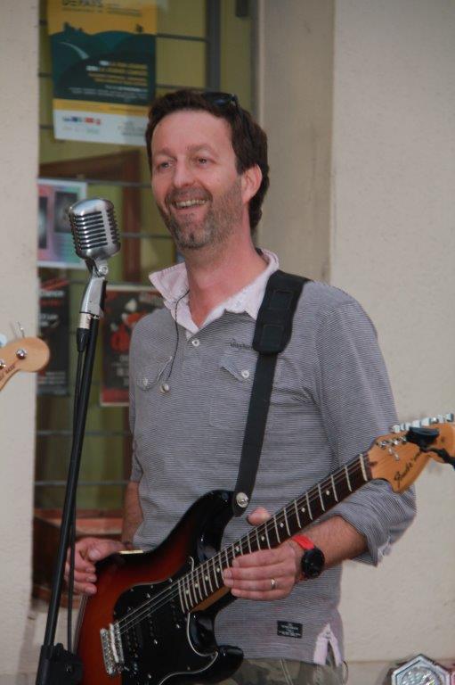 Nicolas chanteur et guitariste.JPG