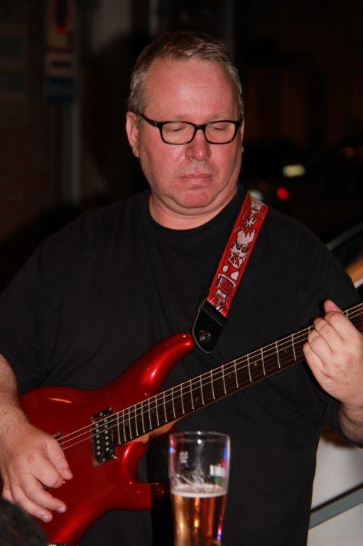 Laurent le bassiste.JPG