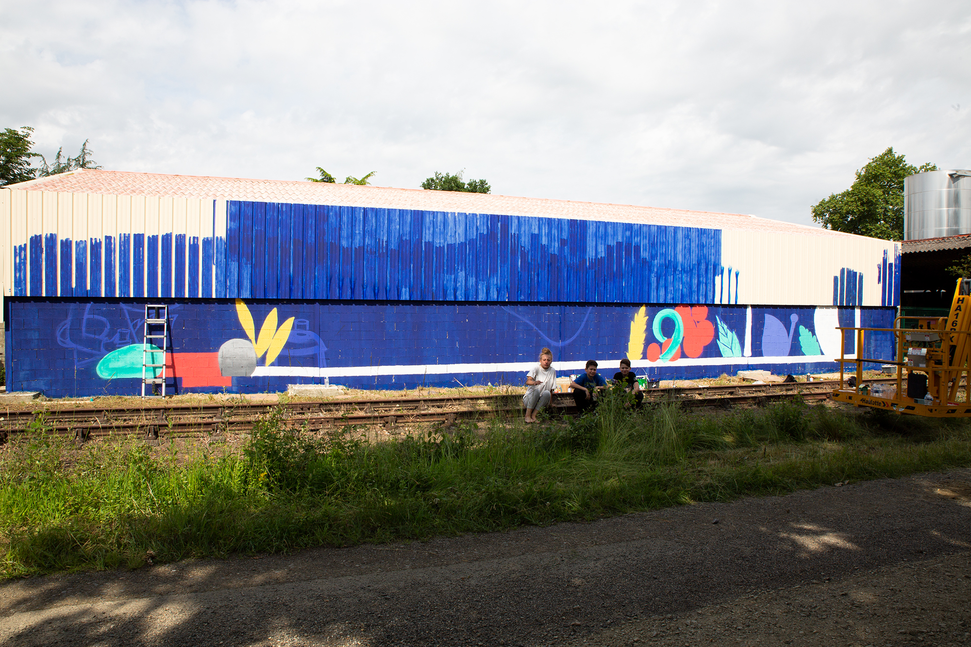 2 Les graffiti en cours sur le mur du hangar en cours 1bis 020618.jpg