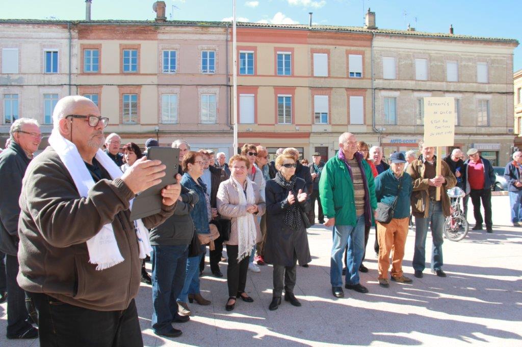 87 retraités place de la mairie lisloise en mars .JPG