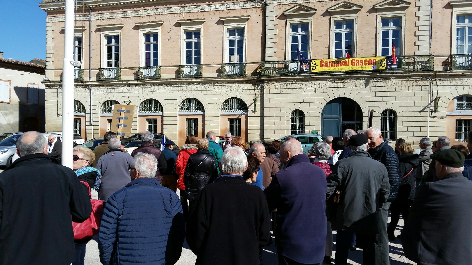 belle foule devant la mairie lisloise en mars sans union syndicale.jpg