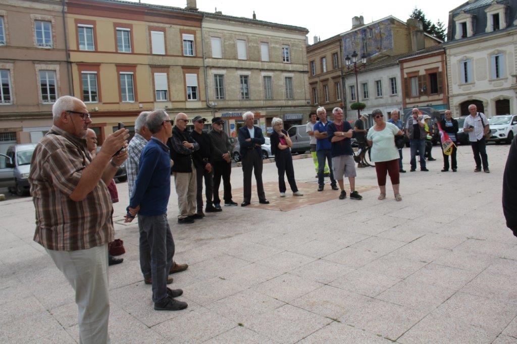 en plus des organisateurs une trentaine de manifestants.JPG