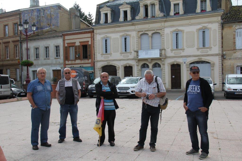des manifestants à l'écoute.JPG