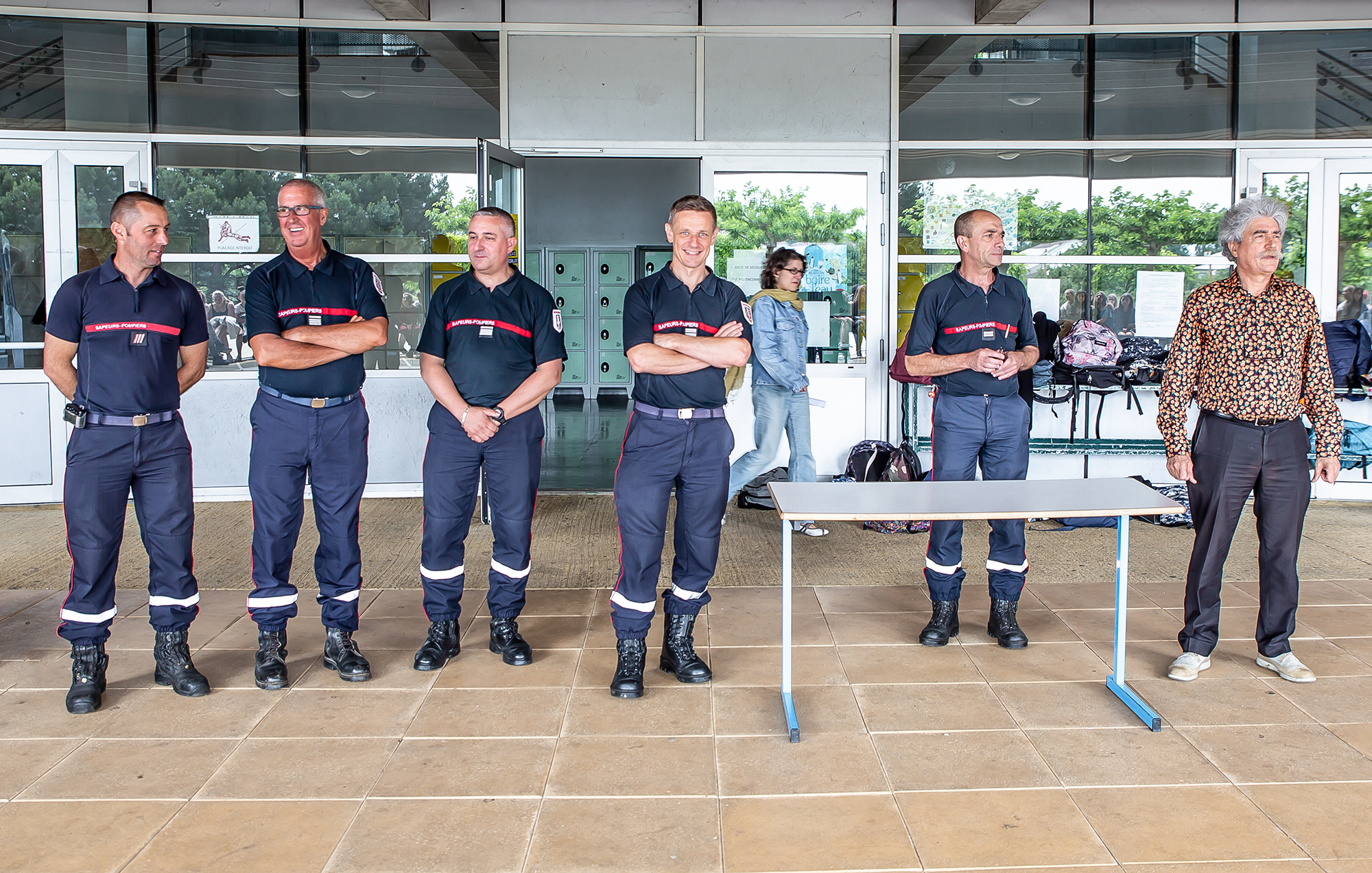 7 Les cadres sapeurs-pompiers et le principal face aux collégiens 1bis 150618.jpg