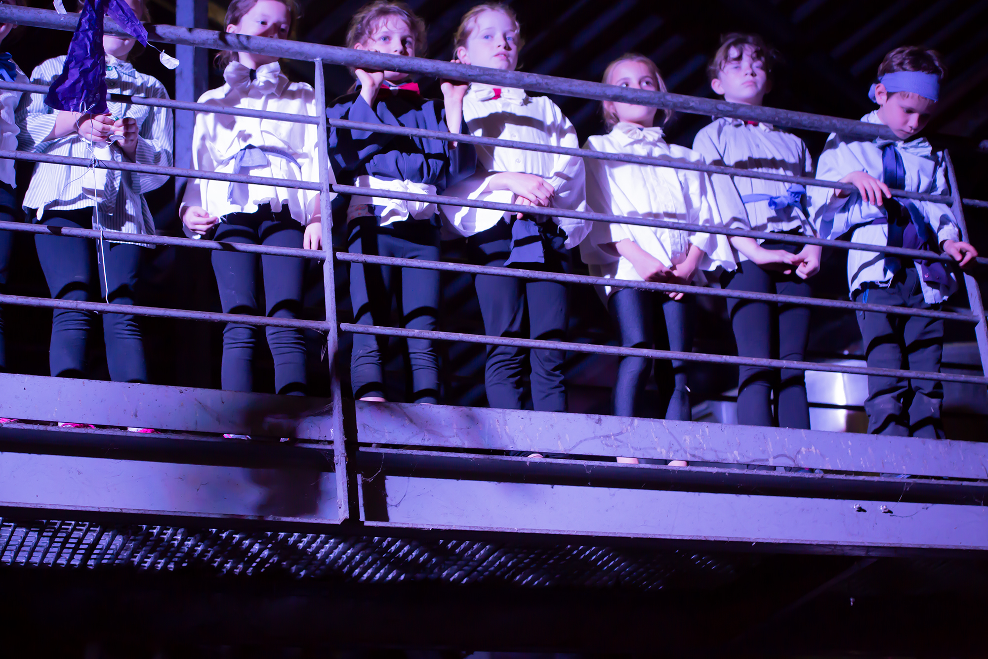 8 Les enfants chantent du haut d'une passerelle 1bis 150618.jpg