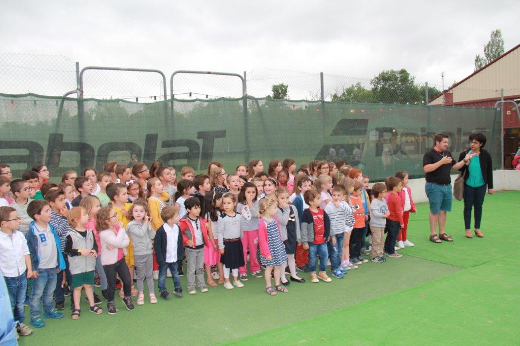 les enfants des écoles qui chantent en occitan (1).JPG