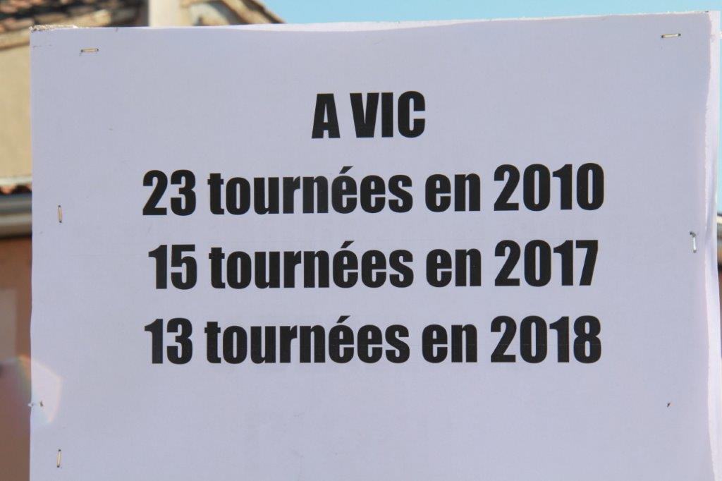 panonceau pour ce qui arrive à Vic.JPG