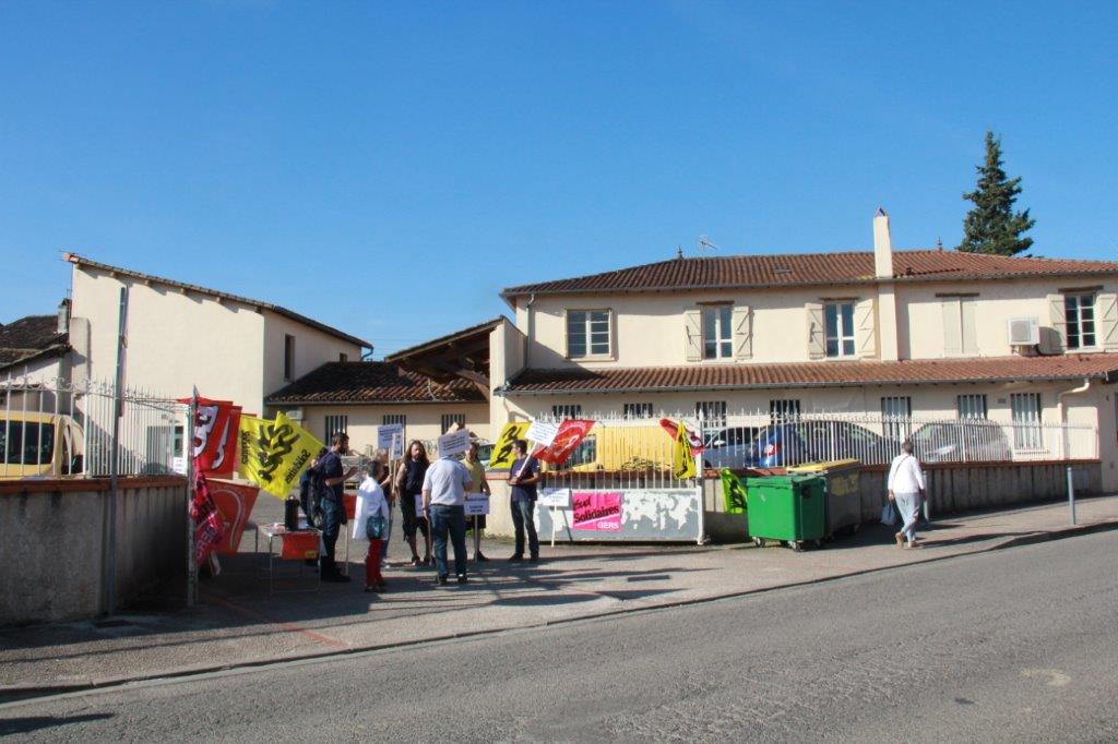 Effervescence ce matin à la Poste de L'Isle-Jourdain.JPG